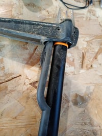 Unealtă pentru scos buruieni Fiskars Xact (1077305) – lungime 1 m, gheare din oțel inoxidabil, negru/portocaliu, mâner din plastic, stare uzată 3