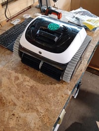 Robot de curățare pentru piscină cu acumulator WYBOT C1 – pentru podea și pereți, autonomie 150 minute, max. 150 m², alb-verde, utilizat 4