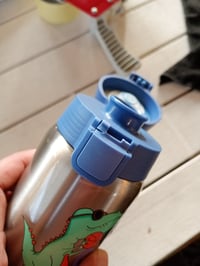 Detská nerezová fľaša SIGG Shield One Great Day 0,5 l – chybná, čiastočne funkčná: Zlomený uzáver (stav: viď 2. obrázok) 3