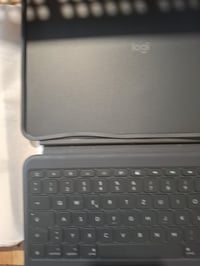 Klávesnicové puzdro Logitech Combo Touch pre iPad Pro 13" (M4/M5) 2024/2025 — Produkt má niekoľko menších poškodení (stav: pozri 2. obrázok) 3