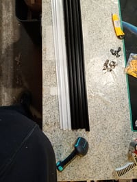 Profil LED din aluminiu Chesbung în formă de V, negru, cu capac alb mat, 5 buc, pentru benzi LED de 12 mm, cu capace de capăt și cleme de fixare 4