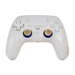 Bezdrôtový ovládač SUBSONIC pre PS5 a PC, biely, s RGB LED osvetlením, touchpadom a vibráciami – používaný