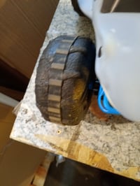 Monster Jam Megalodon Storm távirányítós – USB töltőkábel nélkül — horpadt, sérült elejű, kopott kerekek (állapot: lásd a 2. képet) 5