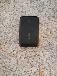 Power banka Belkin BoostCharge 10 000 mAh so vstavaným USB-C káblom, 20 W PD rýchlonabíjanie, čierna – používaná 2