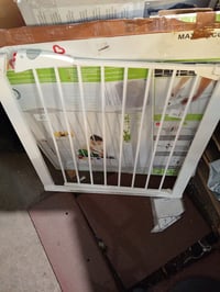 Munchkin Maxi Secure fehér biztonsági kapu 76-82 cm nyíláshoz, falra szerelhető gyerek és kutya védőrács, csavar nélküli rögzítés 3