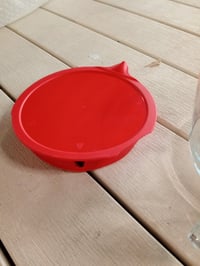 Sklenená odmerka Pyrex Classic s červeným vrchnákom, 1 liter — na vrchu je odlomený malý kúsok (stav: pozri 2. obrázok) 3