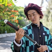 57 SPECIAL REPLICAS Demon Slayer Katana Fa Kard 105 cm - Tanjiro Kamado Bambusz Bokken Övvel és Állvánnyal - Anime Cosplay Kellék 6