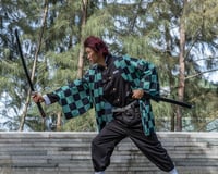 57 SPECIAL REPLICAS Demon Slayer Katana Fa Kard 105 cm - Tanjiro Kamado Bambusz Bokken Övvel és Állvánnyal - Anime Cosplay Kellék 5