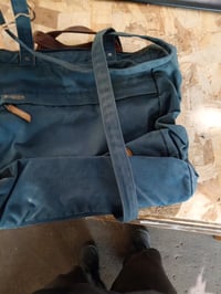 Geantă și rucsac unisex Fjällräven Totepack No.1 din material G-1000, albastru închis, cu mânere din piele, utilizat 2