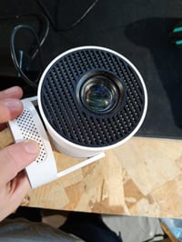 Mini projektor Alwtniet 4K, Wi-Fi 6, Bluetooth 5.4, 5W reproduktor, 180-stupňový otočný stojan, biela, používaný 5