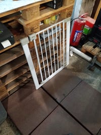 Bezpečnostná zábrana na schody Safety 1st Auto Close Metal, bez vŕtania, 73 – 80 cm (max. 136 cm), automatické zatváranie, biela 2
