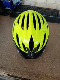Cască de ciclism urban Alpina Haga cu LED integrat, verde reflectorizant „be visible”, mărimea M (circumferința capului 55-59 cm), folosită 2