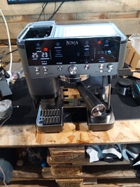 Ninja Luxe Premier ES601EUGM 3 v 1 pákový kávovar na espresso a cold brew so vstavaným mlynčekom a napeňovačom mlieka, šedý kov, používaný 3