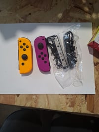 Sada ovládačov Nintendo Joy-Con v neónovo fialovej a neónovo oranžovej farbe, 2 ks, pre konzolu Nintendo Switch 2