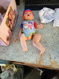 BABY born lutka Jonas 43 cm - s 10 funkcija, s dodacima - NEISPRAVNO: — neispravno, djelomično radi: noga se ne može fiksirati (stanje: vidi 2. sliku) 2