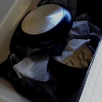 Amazon Basics 15-dielna súprava nepriľnavého riadu s čiernymi panvicami a hrncami, sklenenými pokrievkami a kuchynským náradím, viditeľná 2