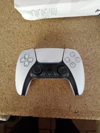 Controller wireless PlayStation DualSense pentru PS5 — defect, funcționează parțial: joystick-ul din dreapta se blochează (stare: vezi a doua imagine) 2