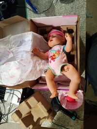 Păpușă BABY Born Emma 43 cm – Defectă, funcționează parțial (piciorul stâng s-a desprins) — defectă, funcționează parțial: piciorul stâng a căzut (stare: vezi a 2-a poză) 2