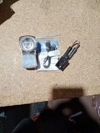 Predné LED svetlo na bicykel Fischer 45 luxov s nabíjaním cez USB — nefunkčné, na náhradné diely: nefunguje (stav: viď 2. obrázok) 2