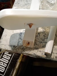 Suport pentru haine HAKU, tip valet, din lemn masiv, alb, 47x102x36 — defect, funcționează parțial: o bucată este ruptă în zona umerașului (stare: vezi a 2-a imagine) 2