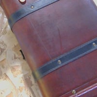 SESCO Kalóz Kincsesláda Fa Tároló Doboz 45x27,5x30,5 cm Vintage Dekoratív Pirata Mellény — Odalán kopások (állapot: lásd a 2. képet) 2