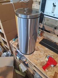Amazon Basics 30 literes kerek rozsdamentes acél szemetes soft-close fedéllel, hengeres — horpadt burkolat (állapot: lásd a 2. képet) 2