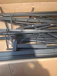 Kovový rám postele Yaheetech 160x200 cm, čierny s kvetinovým vzorom — poškodený, čiastočne funkčný: vytrhnutá skrutka, bez návodu (stav: pozri 2. obrázok) 5