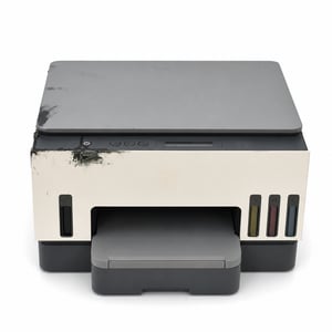 HP Smart Tank 7005 multifunkciós tintatankos nyomtató — használt, erősen kopott burkolattal, hibás, részben működik: sérült fekete tartály