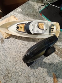Iacht RC Carson 500108059 Hurikan 2.4G 100% RTR — defect, pentru piese: nu pornește, baterie defectă (stare: vezi a 2-a poză) 2