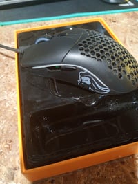 Glorious Model O- žičani gaming miš, 58g, Honeycomb — neispravan, djelomično radi: nedostaje prednja bočna tipka (stanje: vidi 2. sliku) 2