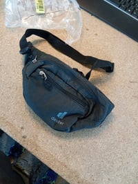 Deuter Belt I övtáska 1,5 L fekete csípőtáska túrázáshoz és mindennapokhoz - használt, foltos hátuljú borítás (állapot: lásd a 2. képet) 2
