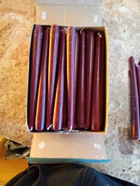 Lumânări conice simple Bolsius, roșu bordeaux, 50 buc, 24,5 cm, fără parfum, pe bază de plante — 5 lumânări cu defecte cosmetice (stare: vezi a 2-a imagine) 3