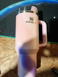 Termohrnček Stanley Quencher H2.0 FlowState s rúčkou, 1,2 l, ružovo-fialové ombre (Rose) – bez slamky (stav: pozri 2. obrázok) 2
