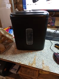 Amazon Basics keresztmetszeti iratmegsemmisítő, 8 lapos, fekete, 14 literes gyűjtőtartály, hitelkártyához is, átlátszó ablakkal, használt 2
