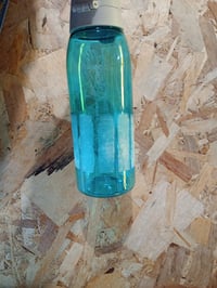 Fľaša na vodu SIGG Total Color ONE – akvamarínová tyrkysová, 1 l – tritan bez obsahu BPA — Zvyšky lepidla na boku fľaše (stav: pozri 2. obrázok) 2