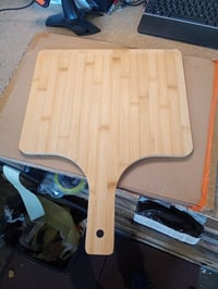 Pătrată, cu margini rotunjite, lopată de pizza din bambus Relaxdays XXL, 50x38 cm — defectă, funcțională parțial: lopată crăpată (stare: vezi a 2-a imagine) 2