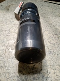 Cyklistická fľaša Zefal Magnum Pro 975 ml v dymovo čiernej farbe, s poškriabaným povrchom, plne funkčná (stav: pozri 2. obrázok) 2