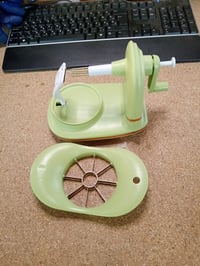 Decojitor manual de fructe și legume Yuzita Rotortiger pentru mere, pere, kiwi și roșii, aparat de curățat cu manivelă, verde 2