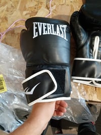 Everlast Core 2 boxerské rukavice veľkosť L/XL, čierne – rukavice zo syntetickej kože na tréning na vrece a lapovanie, s dvojvrstvovým penovým polstrovaním, so zapínaním na suchý zips 3