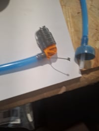SOURCE Convertube adaptér na fľašu s hadičkou, modrý, s odtrhnutým upevňovacím lankom uzáveru (inak — stav malého lanka viď 2. obrázok) 3