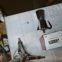 Kávovar Bialetti Moka Express na 18 šálok, 800 ml — Plastová rukoväť je na vrchu poškodená, čo však nemá vplyv na používanie (stav: pozri 2. obrázok) 2