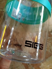 Sticlă transparentă SIGG Tritan Total Color ONE pentru băuturi carbogazoase, lavabilă în mașina de spălat vase — produs zgâriat (stare: vezi imaginea 2) 3