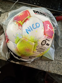 Futbalová lopta Derbystar Bundesliga Club S-Light v25 – veľkosť 4, biela/červená/žltá – s napísaným menom „NICO“ (stav: pozri 2. obrázok) 2