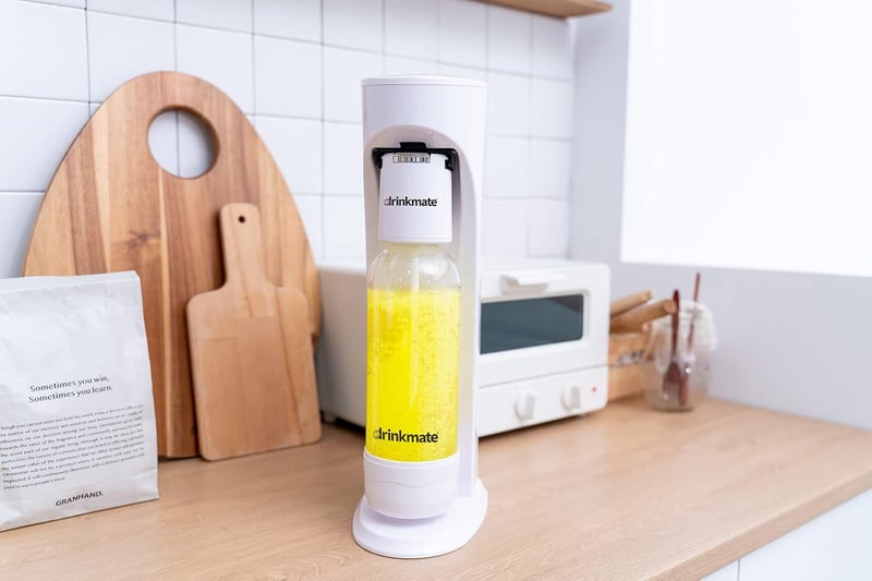 Drinkmate OmniFizz Szódagép - Bármilyen Italt Szénsavasít Hígítás Nélkül, 1L BPA-mentes Palackkal, Automatikus Működés, Piros