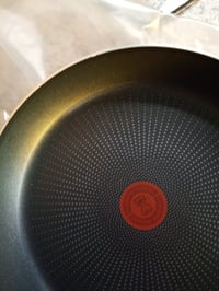 Tigaie Tefal C38804 cu înveliș de titan și indicator de temperatură, 24 cm, antiaderentă, neagră - utilizată, exterior uzat (stare: vezi imaginea 2) 2