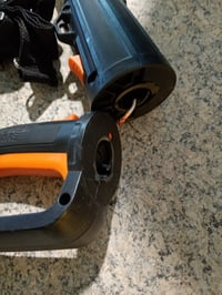 Foarfecă de tuns gard viu telescopică cu acumulator WORX WG252E.9, 45 cm, 3,20 m — defectă, pentru piese: mâner rupt, nu funcționează (stare: vezi a 2-a imagine) 2