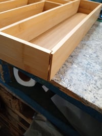 Organizator de tacâmuri extensibil pentru sertar, din bambus, marca Alpina — defect, parțial funcțional: adezivul s-a dezlipit în colțul din dreapta jos (stare: vezi a doua imagine) 2