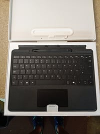 Klávesnica Microsoft Surface Pro Keyboard, čierna, QWERTZ, s perom Surface Slim Pen, pre Surface Pro Copilot+ PC (11. edícia), Pro 9 a Pro 8 2