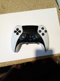 Bezdrôtový ovládač PlayStation DualSense Edge kompatibilný s PS5 a PC, čierno-biely, s vymeniteľnými joystickmi, zadnými tlačidlami a nastaviteľnými spúšťami 3