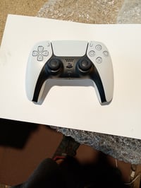 Bezdrôtový ovládač Sony DualSense PS5 biely — ľavý — chybný, na náhradné diely: Ľavý joystick je zaseknutý (stav: pozri 2. obrázok) 2